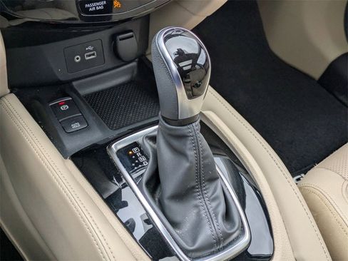 Used 2020 Nissan Rogue SL w/ Premium Package image 24