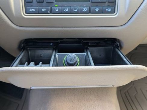 Used 2011 Lincoln Town Car Signature Limited image 39