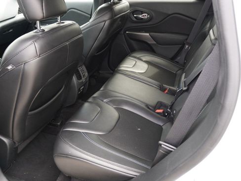 Used 2019 Jeep Cherokee Latitude Plus FWD image 10