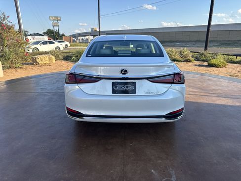 New 2025 Lexus ES 300h w/ Premium Package image 3