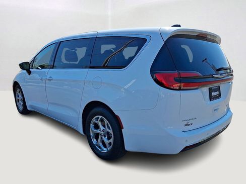 Certified 2024 Chrysler Pacifica Limited FWD image 5