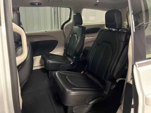 Used 2023 Chrysler Pacifica Touring-L FWD image 23