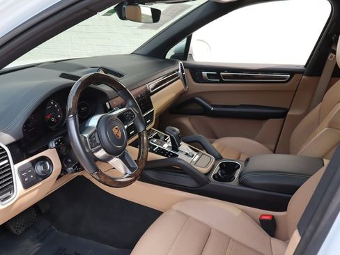 Used 2023 Porsche Cayenne AWD/4WD image 19