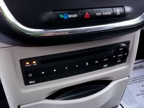 Used 2012 Chrysler Town & Country Touring-L w/ Entertainment Group #2 FWD image 19