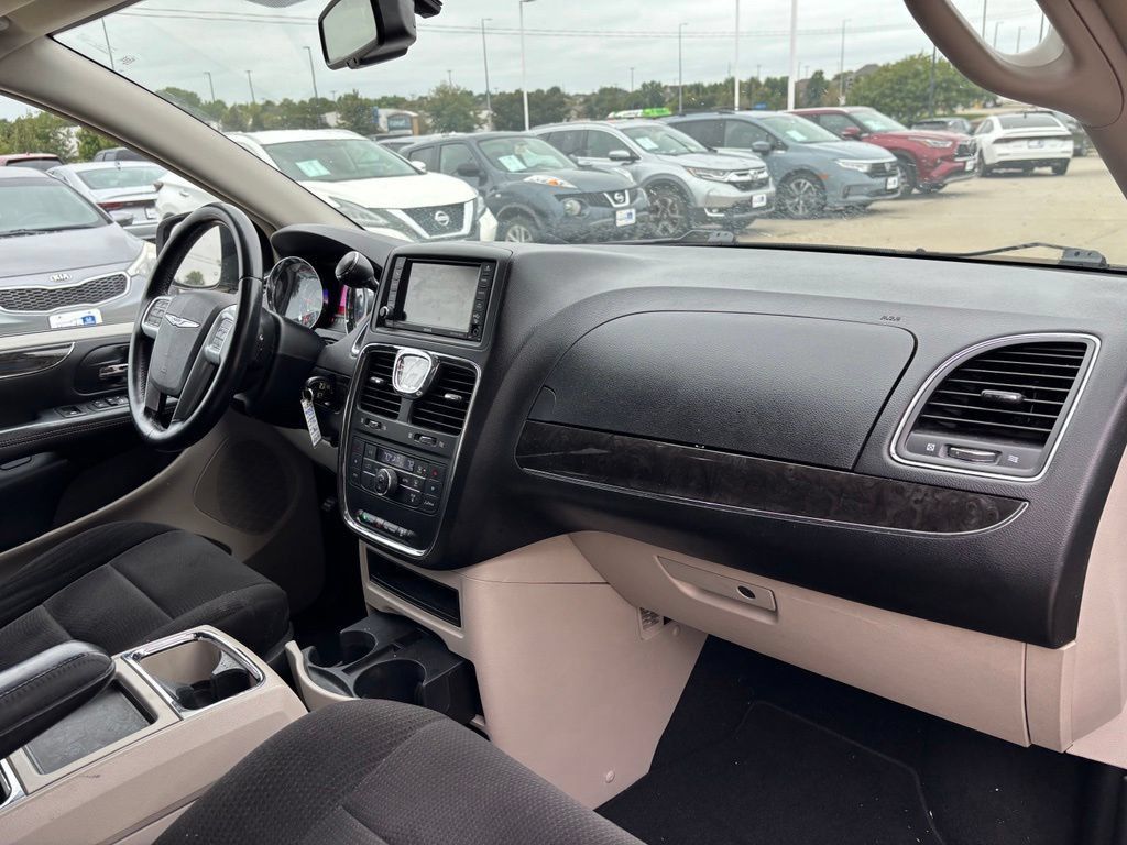 Used 2013 Chrysler Town & Country Touring FWD image 19