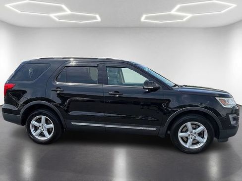 Used 2017 Ford Explorer XLT w/ Equipment Group 202A AWD/4WD image 4