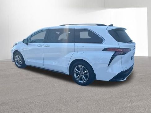 Used 2023 Toyota Sienna XSE w/ XSE Plus Package image 16