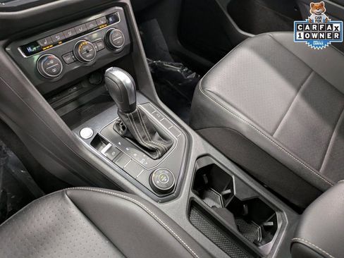 Used 2021 Volkswagen Tiguan SE w/ Panoramic Sunroof Package image 16