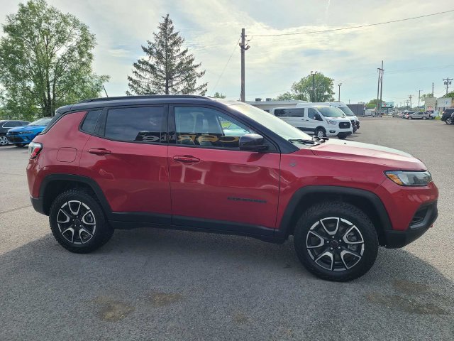 Used 2025 Jeep Compass Trailhawk AWD/4WD image 5