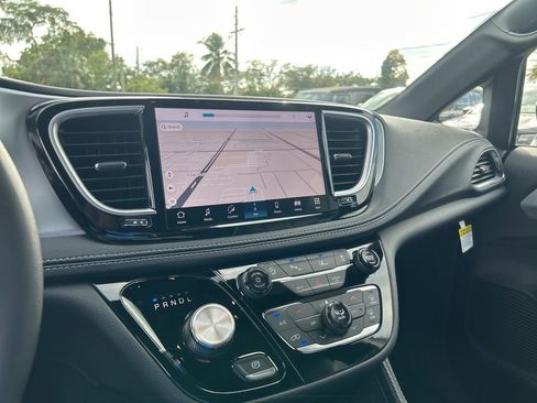 New 2026 Chrysler Pacifica Limited w/ S Appearance Package image 12