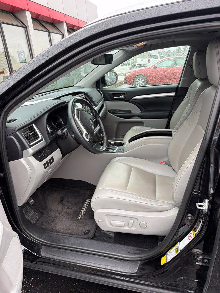 Used 2019 Toyota Highlander XLE AWD/4WD image 7