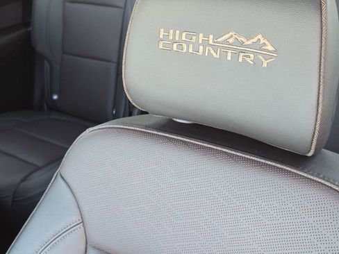 Used 2023 Chevrolet Traverse High Country image 16