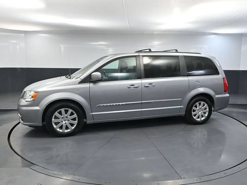 Used 2015 Chrysler Town & Country Touring FWD image 9