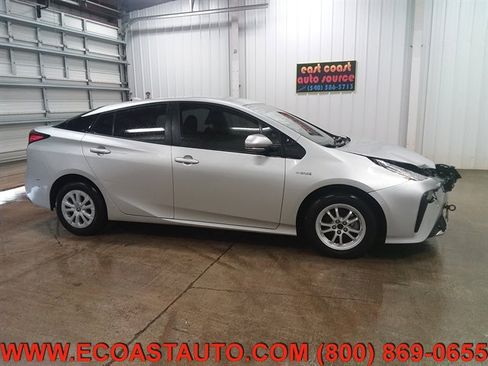 Used 2019 Toyota Prius LE image 2