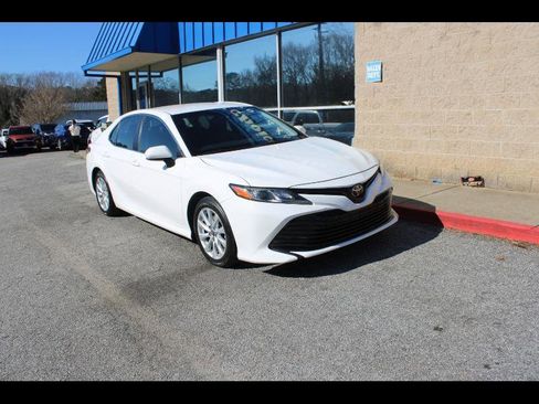 Used 2018 Toyota Camry LE image 1