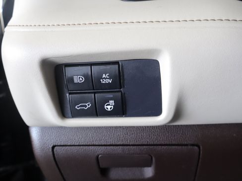 Used 2021 Toyota Highlander Limited image 19