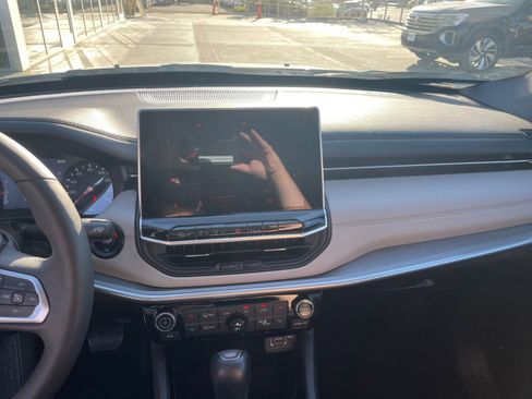 Used 2025 Jeep Compass Limited image 17