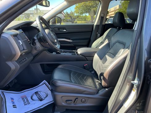 Certified 2022 Nissan Pathfinder Platinum w/ Cargo Package AWD/4WD image 12