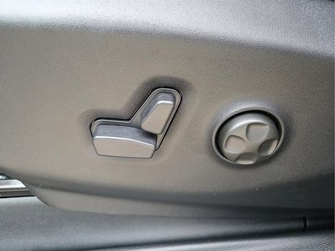 New 2026 Chrysler Pacifica Limited w/ Uconnect Theater Family Group image 16