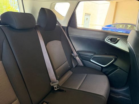 Used 2025 Kia Soul LX w/ LX Technology Package FWD image 32