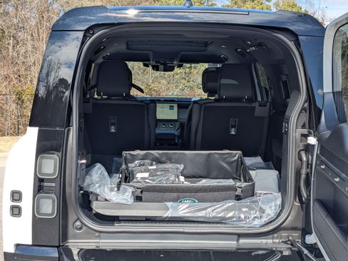 New 2026 Land Rover Defender 130 X-Dynamic SE image 25