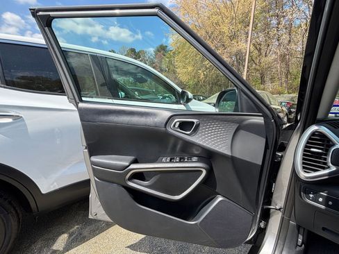 Used 2025 Kia Soul LX w/ LX Technology Package FWD image 18