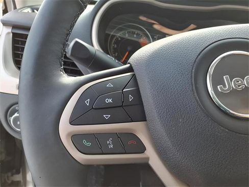 Used 2017 Jeep Cherokee Latitude w/ Cold Weather Group image 13