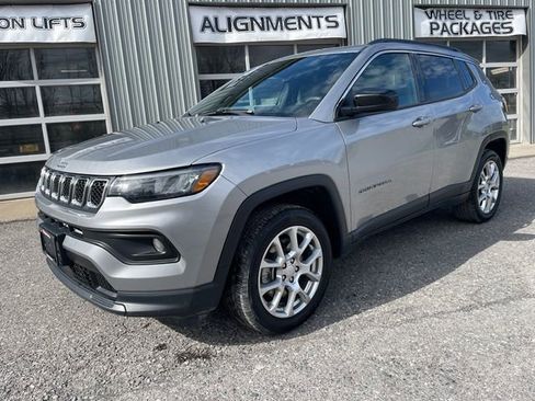 Used 2023 Jeep Compass Latitude w/ Sun and Sound Group AWD/4WD image 3