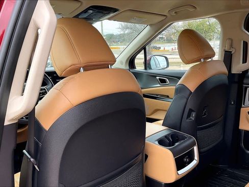 Certified 2024 Kia Carnival LX image 11