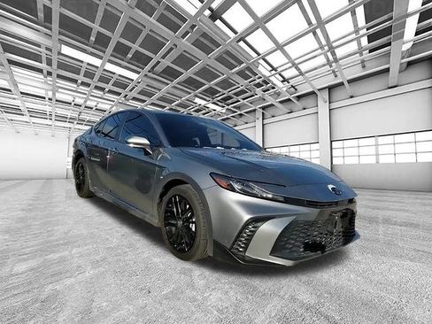 Used 2025 Toyota Camry SE image 1