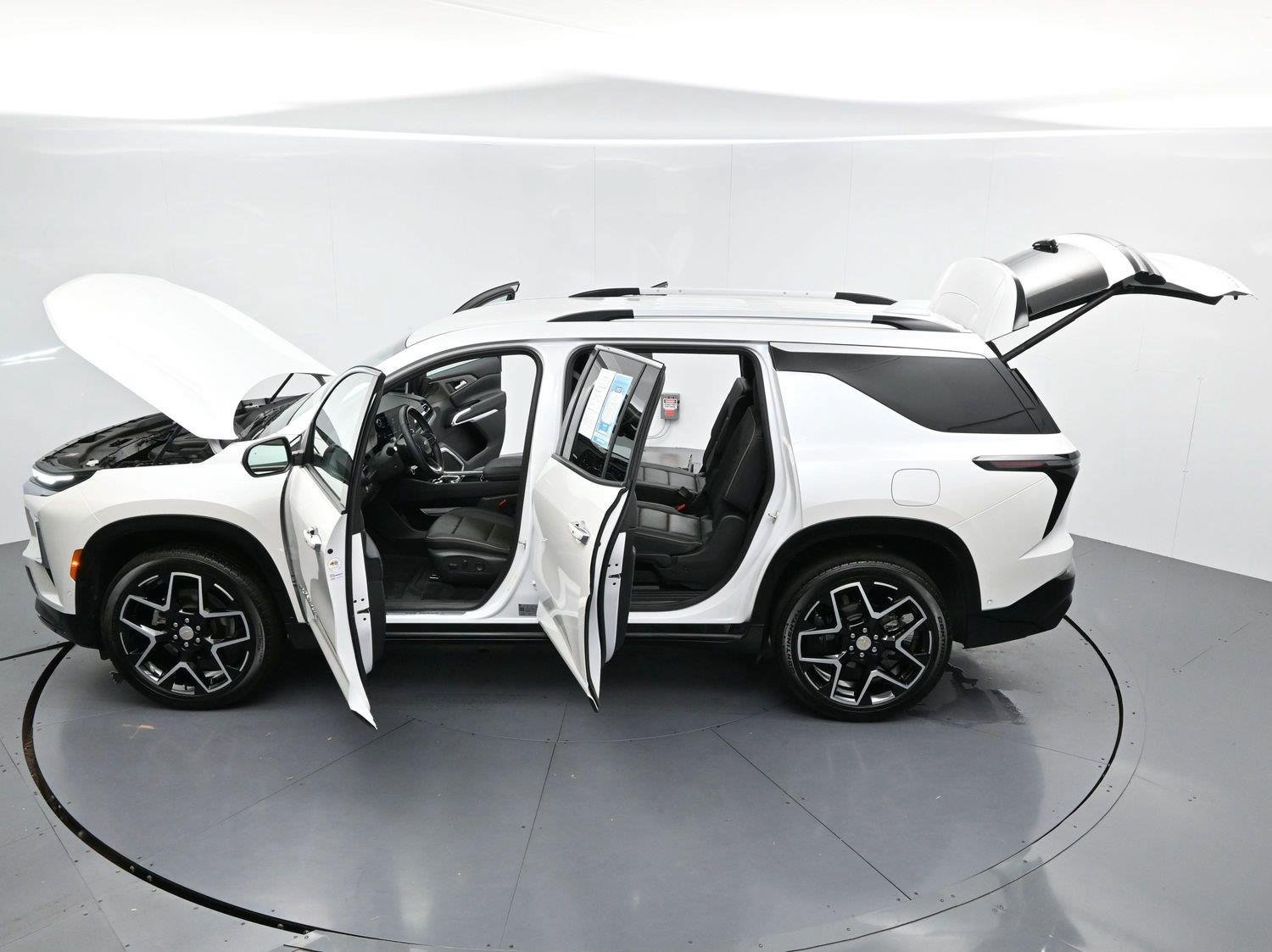 Used 2025 Chevrolet Traverse High Country FWD image 46