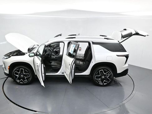 Used 2025 Chevrolet Traverse High Country FWD image 46
