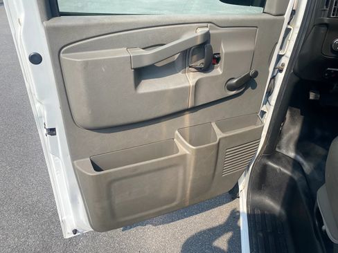 Used 2018 Chevrolet Express 3500 w/ Driver Convenience Package RWD image 6