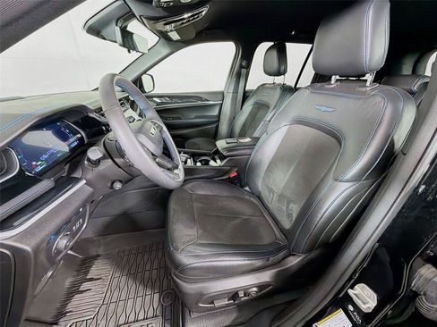Used 2023 Jeep Grand Cherokee Trailhawk w/ Luxury Tech Group III AWD/4WD image 11