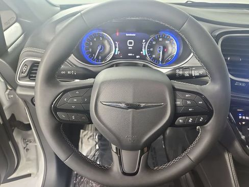 Used 2025 Chrysler Pacifica Limited FWD image 11