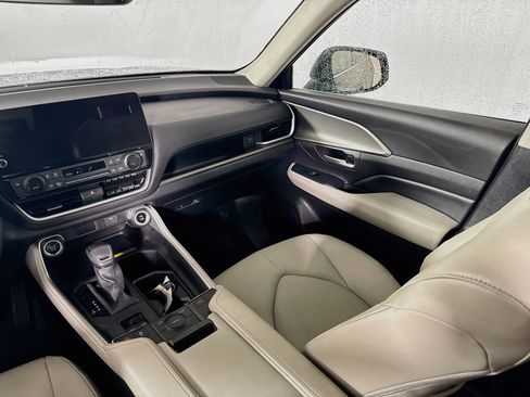 Certified 2025 Toyota Grand Highlander FWD image 24