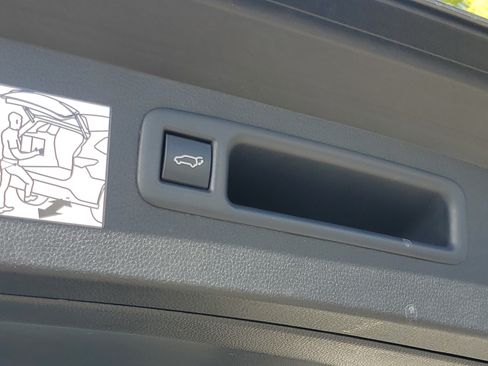 Used 2024 Toyota Highlander XLE FWD image 10