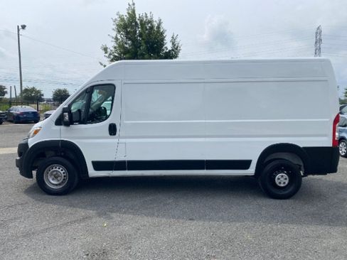 Used 2024 RAM ProMaster 2500 w/ Convenience Group FWD image 2
