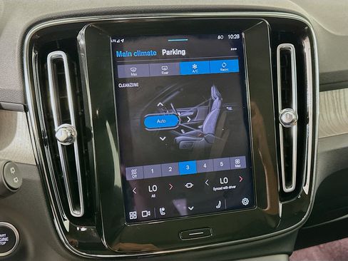 Used 2025 Volvo XC40 B5 Plus image 23