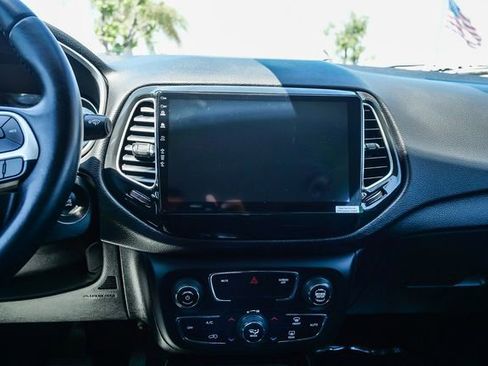 Used 2019 Jeep Compass Latitude FWD image 15