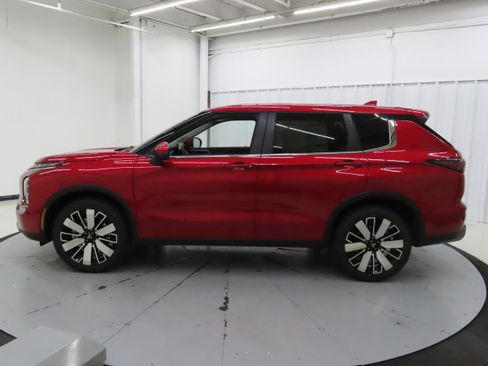 New 2025 Mitsubishi Outlander SE image 6