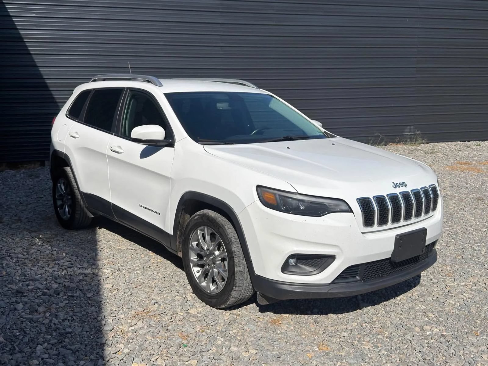 Used 2019 Jeep Cherokee Latitude Plus w/ Comfort/Convenience Group FWD image 3