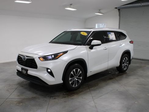 Used 2022 Toyota Highlander XLE image 4