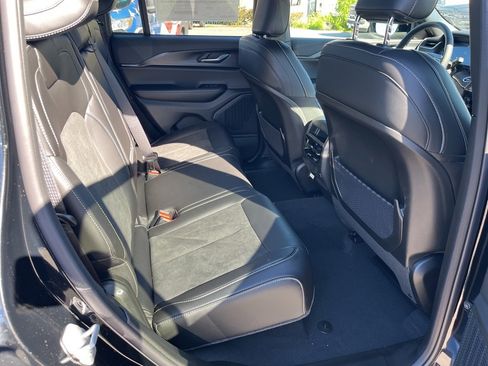 New 2025 Jeep Grand Cherokee Altitude image 13