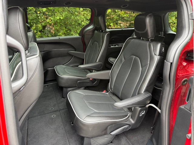 Used 2025 Chrysler Pacifica Limited FWD image 15