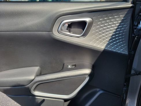 Used 2025 Kia Soul LX w/ LX Technology Package FWD image 15