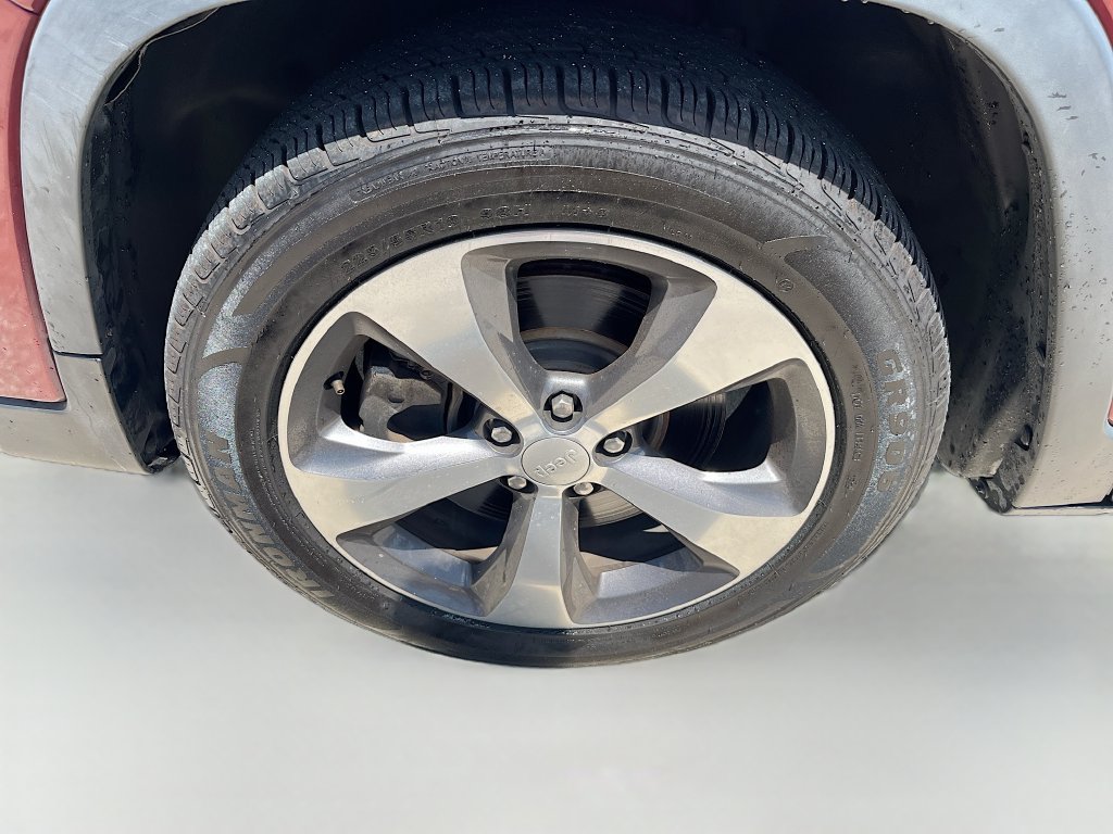 Used 2020 Jeep Cherokee Limited FWD image 32