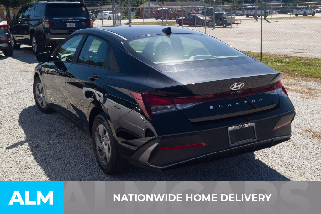 Certified 2026 Hyundai Elantra SE w/ Cargo Package FWD image 4