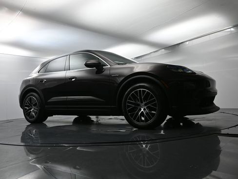 Certified 2025 Porsche Macan 4 Electric image 54