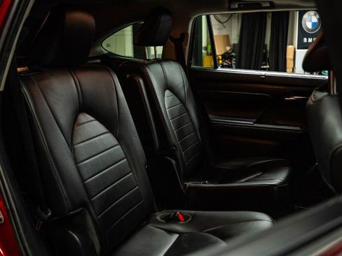Used 2020 Toyota Highlander XLE image 13